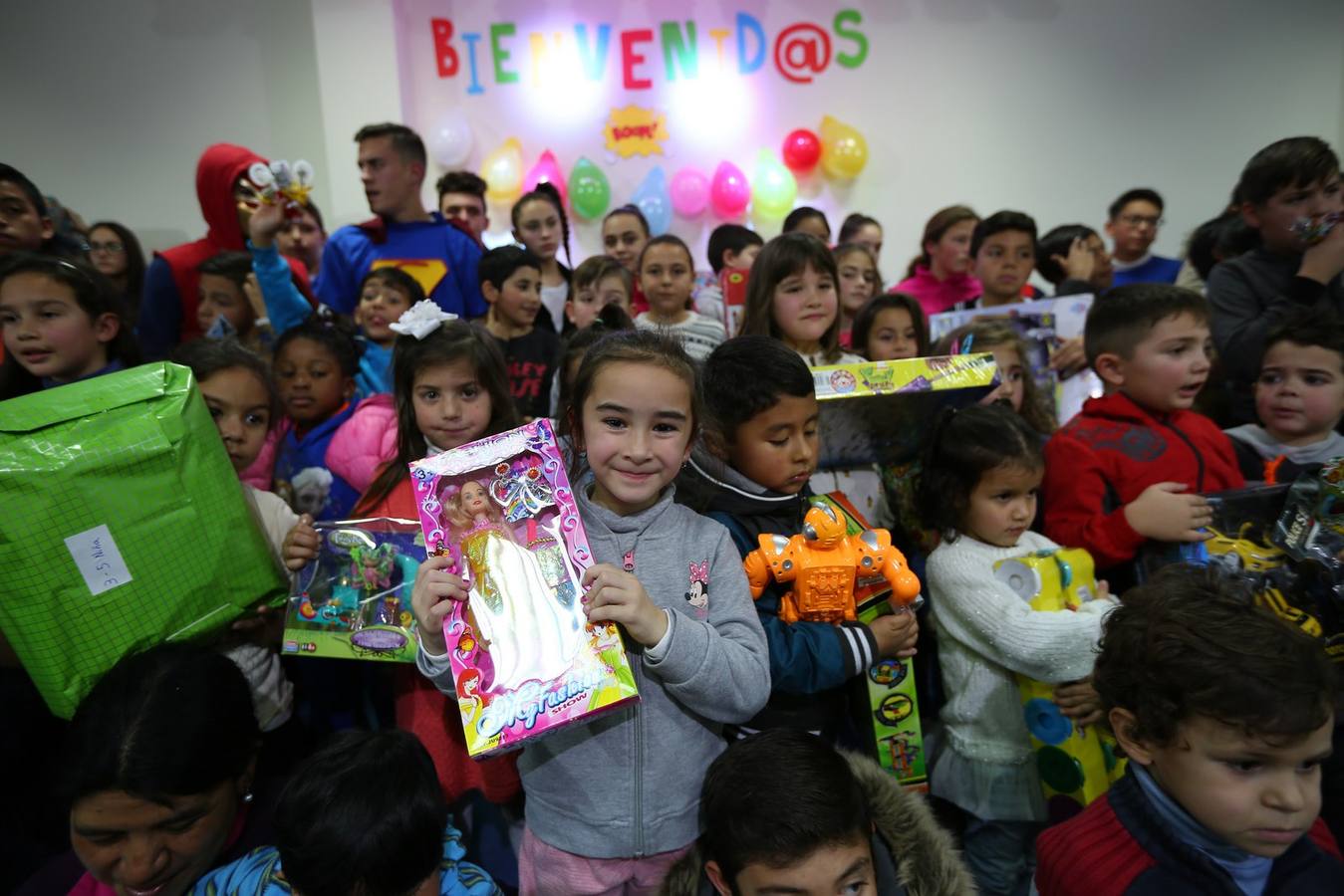 La oenegé 'Integración para la Vida' repartió ayer tarde 400 juguetes a 150 niños en riesgo de exclusión social o pobreza de la capital, dentro de la campaña 'Operación Reyes Magos-Ningún niño y ninguna niña sin juguete'. La entrega tuvo lugar en la sede de la oenegé en La Chana