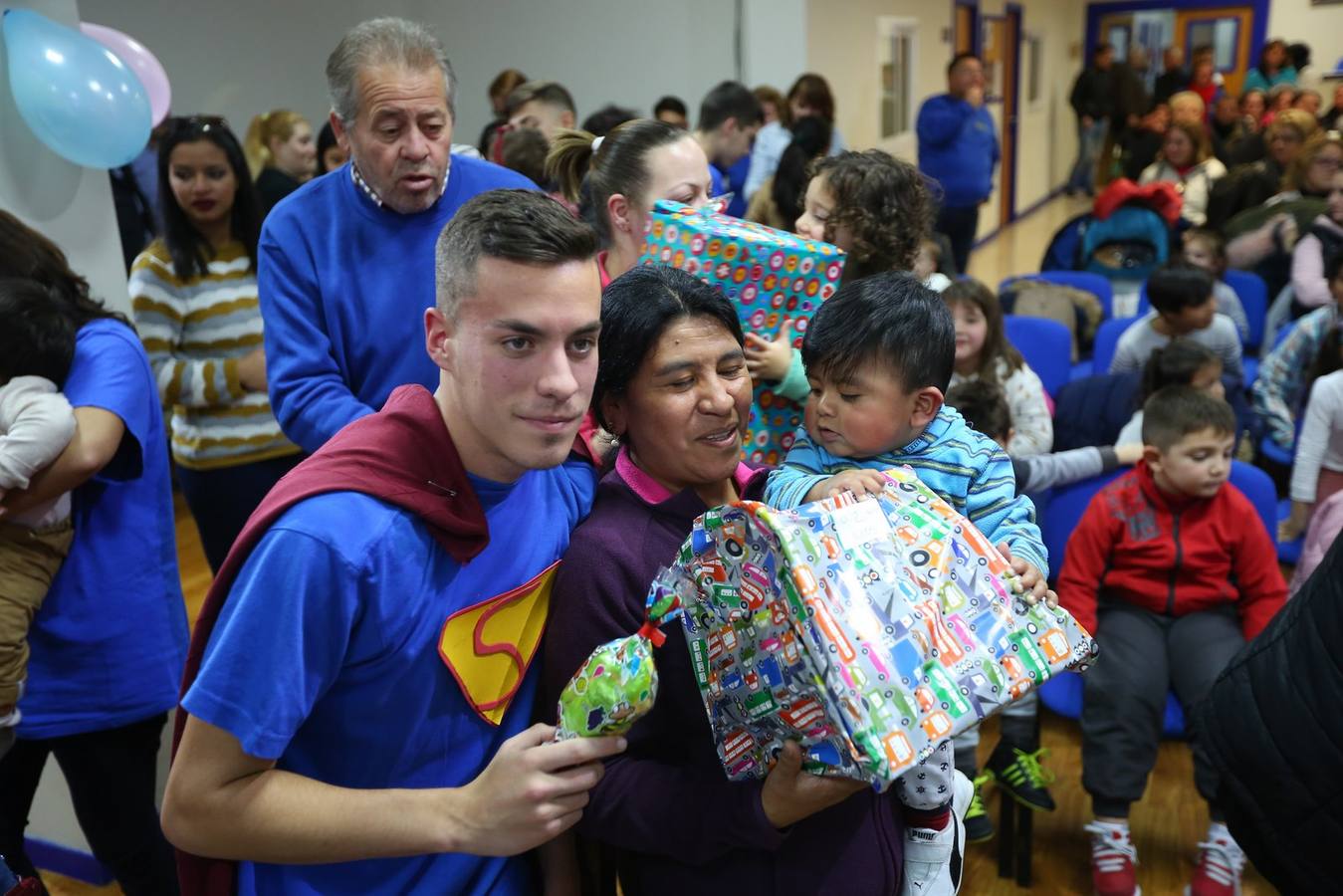 La oenegé 'Integración para la Vida' repartió ayer tarde 400 juguetes a 150 niños en riesgo de exclusión social o pobreza de la capital, dentro de la campaña 'Operación Reyes Magos-Ningún niño y ninguna niña sin juguete'. La entrega tuvo lugar en la sede de la oenegé en La Chana