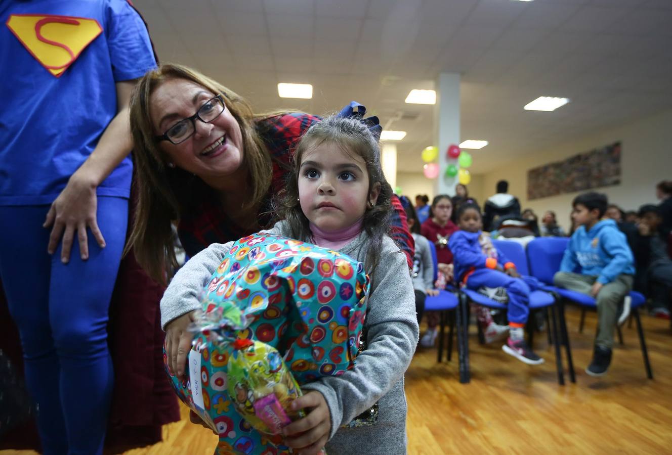 La oenegé 'Integración para la Vida' repartió ayer tarde 400 juguetes a 150 niños en riesgo de exclusión social o pobreza de la capital, dentro de la campaña 'Operación Reyes Magos-Ningún niño y ninguna niña sin juguete'. La entrega tuvo lugar en la sede de la oenegé en La Chana