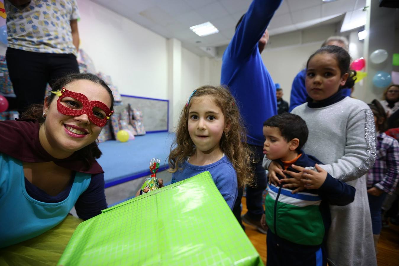 La oenegé 'Integración para la Vida' repartió ayer tarde 400 juguetes a 150 niños en riesgo de exclusión social o pobreza de la capital, dentro de la campaña 'Operación Reyes Magos-Ningún niño y ninguna niña sin juguete'. La entrega tuvo lugar en la sede de la oenegé en La Chana