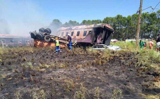 Varios miembros de los servicios de rescate inspeccionan los restos del tren tras el accidente. 