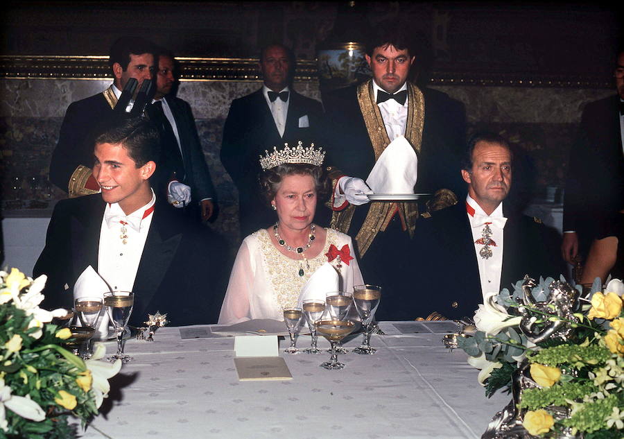 El Rey Juan Carlos I, Isabel II y el Príncipe Felipe de Borbón, en una cena de gala que los monarcas españoles ofrecieron en el Palacio Real a la soberana inglesa. 