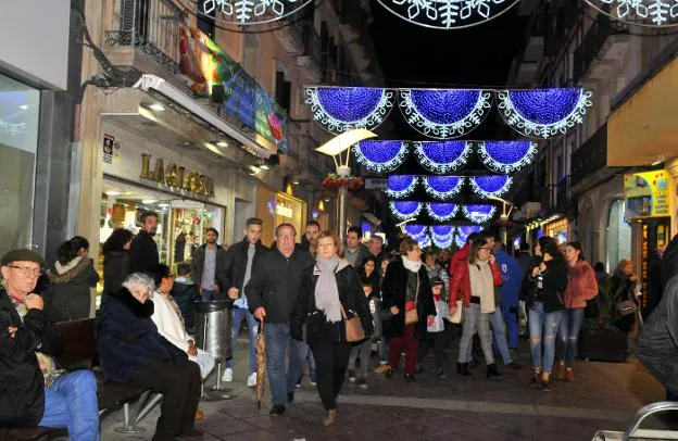 Vecinos transitan por el Pasaje del Comercio, una de las vías más concurridas en estas fechas.