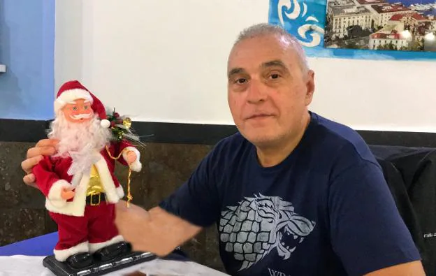 En Canarias la Navidad se celebra en camiseta, pero con Papá Noel. José Vicente Pascual en su casa de Tenerife.