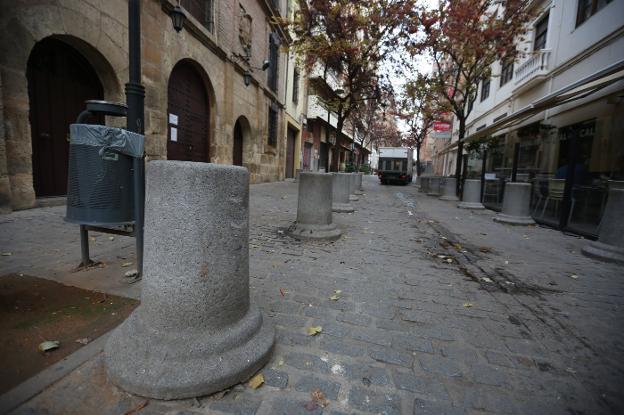 Pilonas de hormigón en la entrada de la calle San Juan de Letrán.