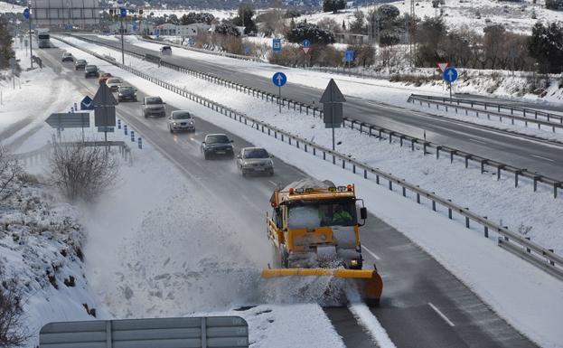 En alerta el plan de vigilancia de carreteras ante el aviso de nevadas y fuertes lluvias en Granada