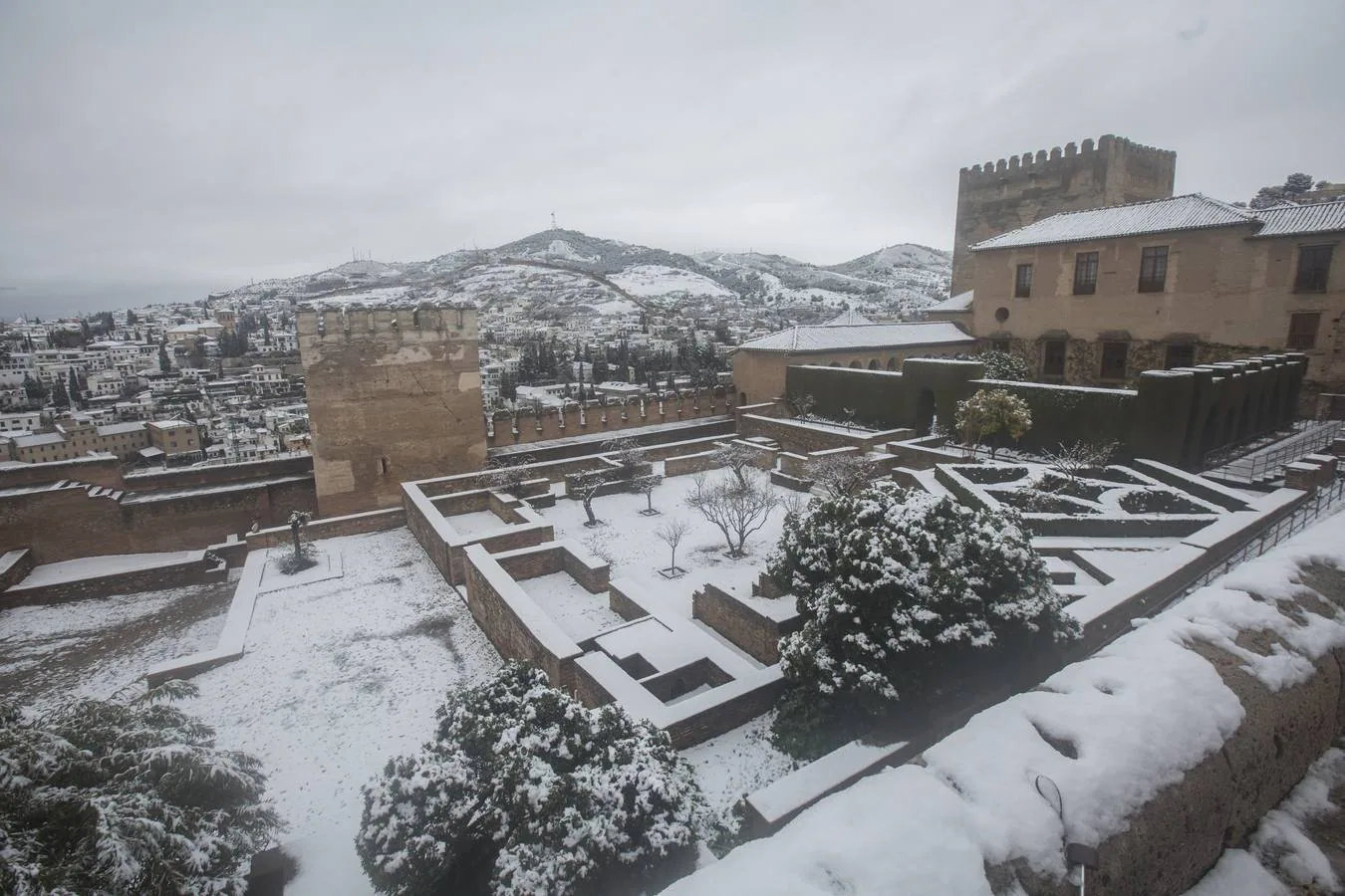 Fueron muchos los que disfrutaron del privilegio de ver el monumento nazarí cubierto de nieve