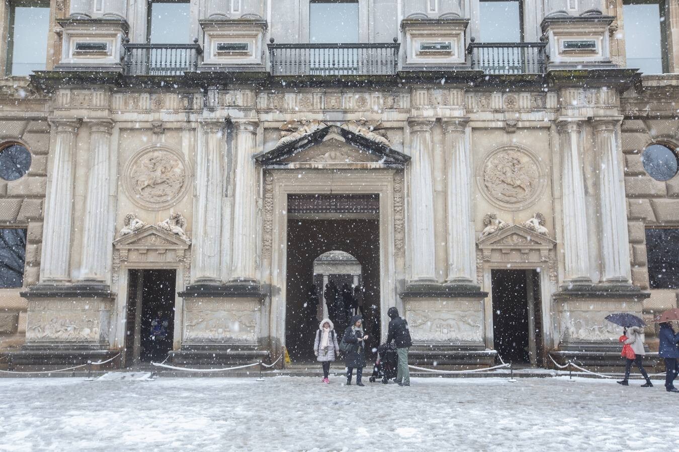 Fueron muchos los que disfrutaron del privilegio de ver el monumento nazarí cubierto de nieve