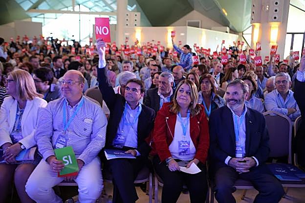 Miguel Moreno votando en el congreso provincial del PP y, al fondo, sus partidarios.
