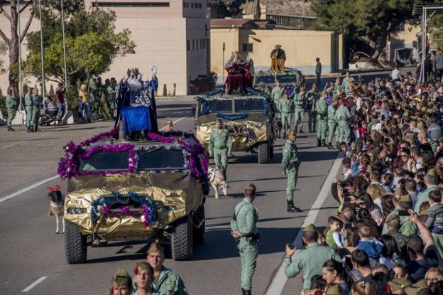 Un momento de la cabalgata de Reyes a su paso por la Base 'Álvarez de Sotomayor'.