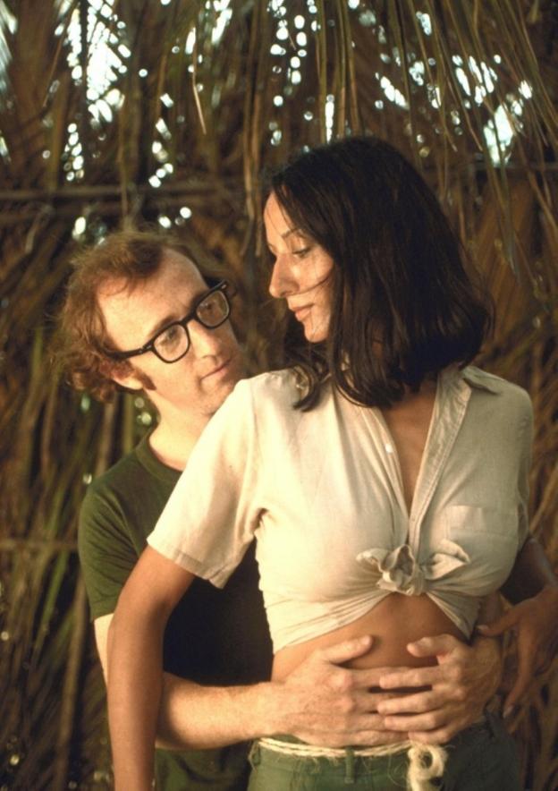 El cineasta con la modelo Nati Abascal en 'Bananas' (1971).