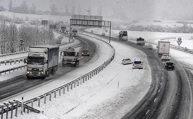 Cómo conducir con hielo y nieve: lo que debes hacer por tu seguridad y para evitar multas