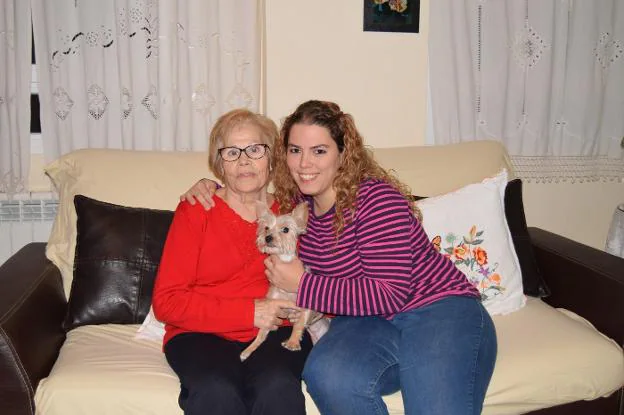 Purificación Anguita, Yolanda Sánchez y su perra Luna, en la casa que comparten desde mayo.