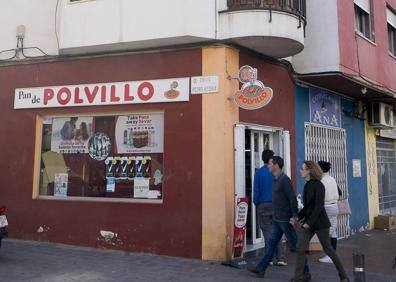 Imagen secundaria 1 - 1. Calle Cuevas. El padre de María Teresa, Antonio Fernández, la deja aquí a las 21.40 del día 18 de agosto del 2000, para que cruce donde había quedado con unos amigos con los que bajaría a la playa a por su novio, que salía de trabajar a las 22.00. / 2. Calle Pedro Vitoria. Había quedado con sus amigos y como no aparecen toca al portero de la casa de un familiar de uno de ellos, que le dice que no están. Aquí se le pierde la pista. / 3. En esta parada iba a coger el autobús que la llevaría hasta la playa para encontrarse con su novio. Alguien la vio de camino a la parada, a la altura de un bingo que había, usando su teléfono móvil. Nadie la volvió a ver. 