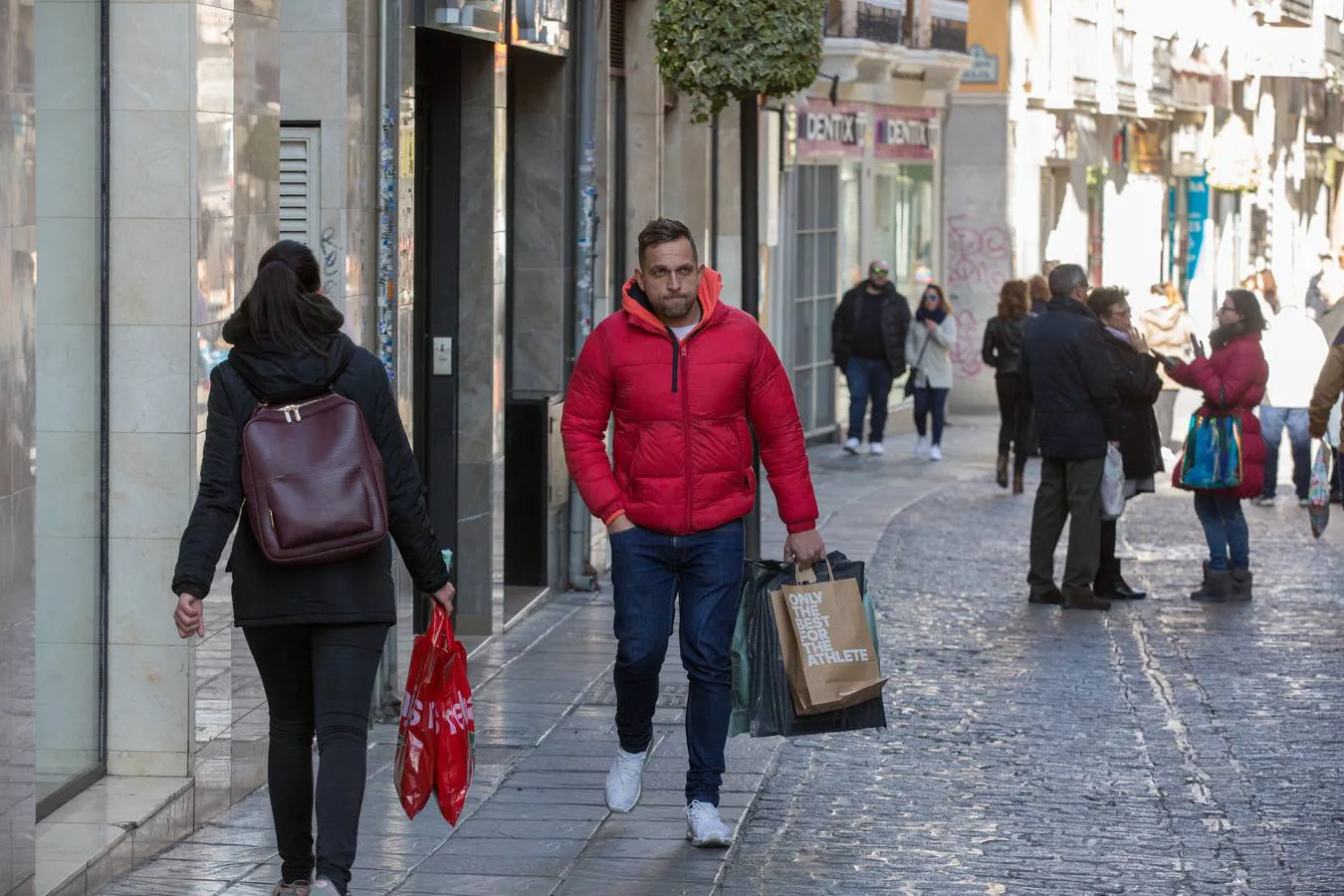 Los caprichos del calendario no dan tregua y hacen coincidir las primeras rebajas oficiales del nuevo año en domingo