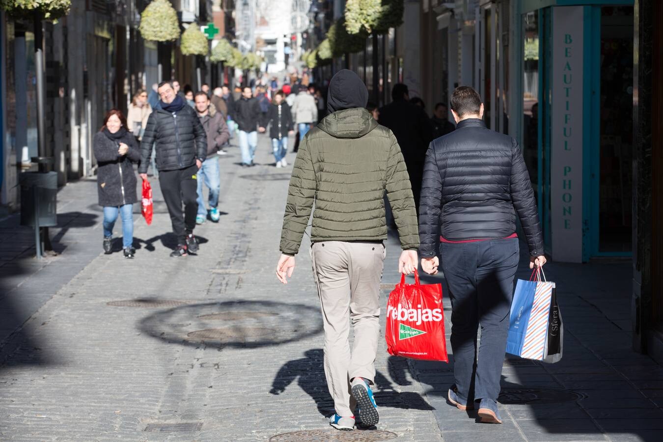 Los caprichos del calendario no dan tregua y hacen coincidir las primeras rebajas oficiales del nuevo año en domingo