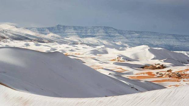 Más de 40 centímetros de nieve han cubierto dunas de arena en la pequeña ciudad de Ain Sefra