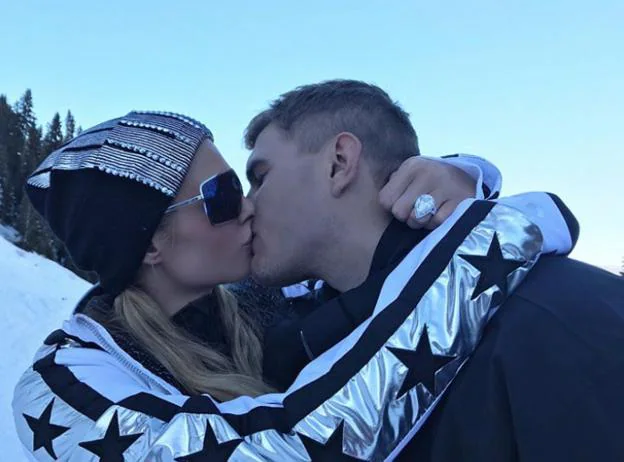 Paris Hilton, con el anillo visible en la mano, se besa con Chris Zylka en Aspen.