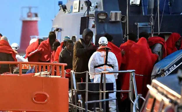 Llegada de las personas rescatadas al Puerto de Almería.