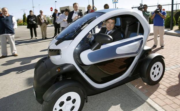 Ignacio González en la fábrica de Renault de Madrid en 2003.