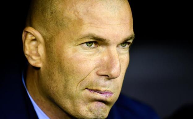 Zinedine Zidane, en el banquillo de Balaídos. 