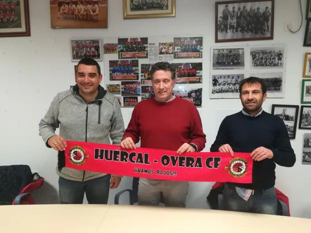 Xavi Juliá, en el centro, nuevo entrenador del Huércal Overa, junto a Salvador Parra y Juan Martos.