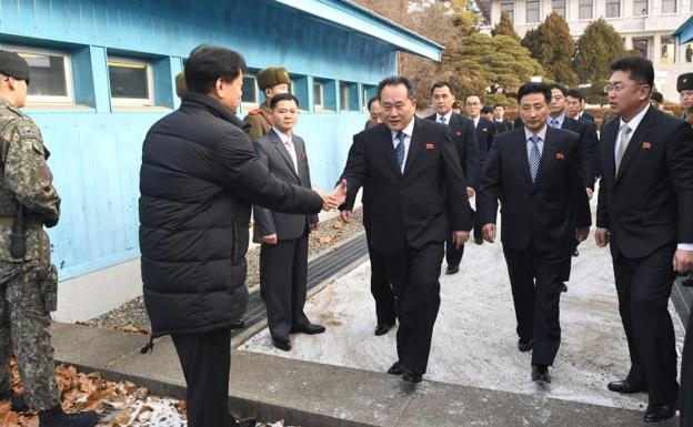 El delegado norcoreano, Ri Son-Gwon (C), y su delegación cruzan la frontera. 