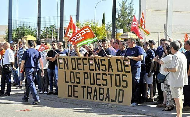 Trabajadores de Aeroepoxy de Linares en una protesta para defender sus puestos de trabajo.