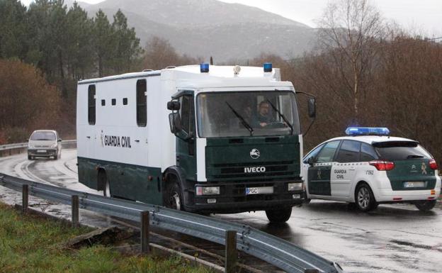 Imagen del furgón policial que traslada a José Enrique Abuín, más conocido como 'El Chicle'.