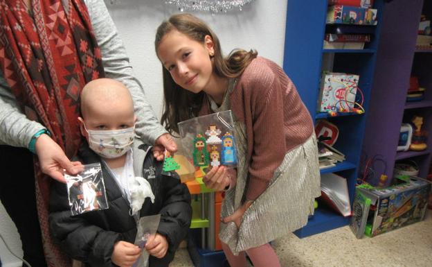 Vega visita a los niños de la Unidad de Oncología.