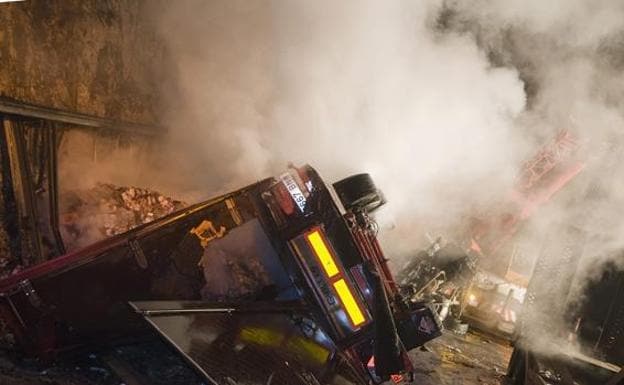 Muere un camionero calcinado tras chocar y arder dos camiones en Zaragoza