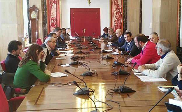 Miembros de la Mesa y la Comisión, en el Congreso.