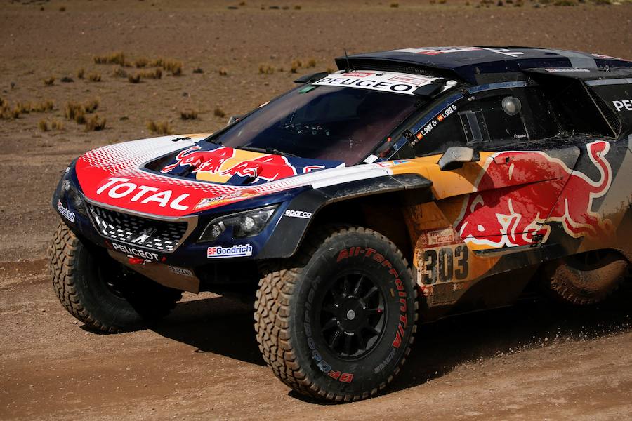 Los pilotos españoles de Peugeot Carlos Sainz y Lucas Cruz compiten durante la sexta etapa del Dakar. 