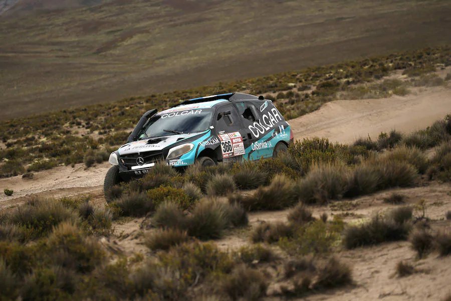 Los pilotos argentinos de Mercedes Martin Maldonado y Sebastian Scholz compiten durante la sexta etapa del Dakar. 