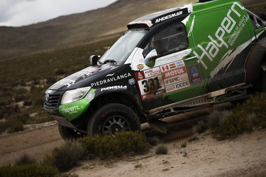 Los pilotos argentinos de Toyota Sebastian Halpern y Edu Opulenta compiten durante la sexta etapa del Dakar. 