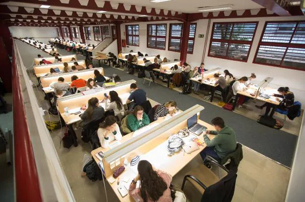 Imagen de la biblioteca de la Facultad de Ciencias, repleta de estudiantes, ayer.