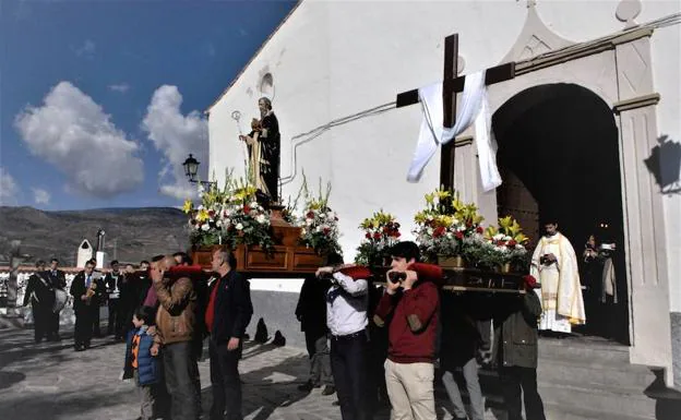 La imagen de San Antonio Abad y la Santa Cruz saliendo de la iglesia.