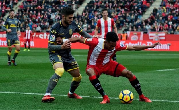 Mojica (Girona) protege el balón ante el centrocampista de Las Palmas Hernán Toledo.