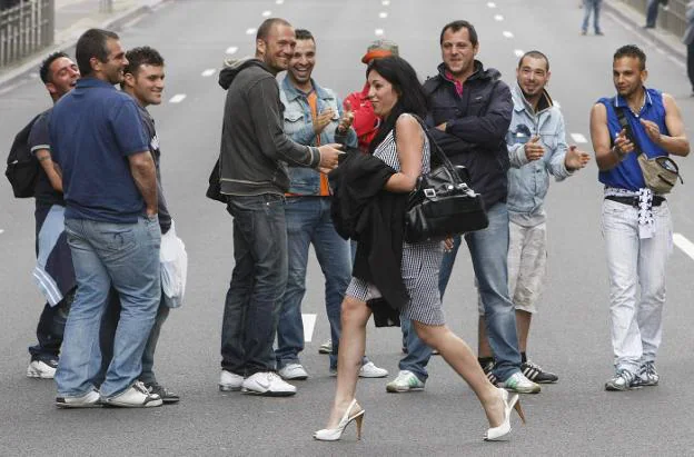 Un grupo de hombres piropea a una mujer en una calle de Bruselas.