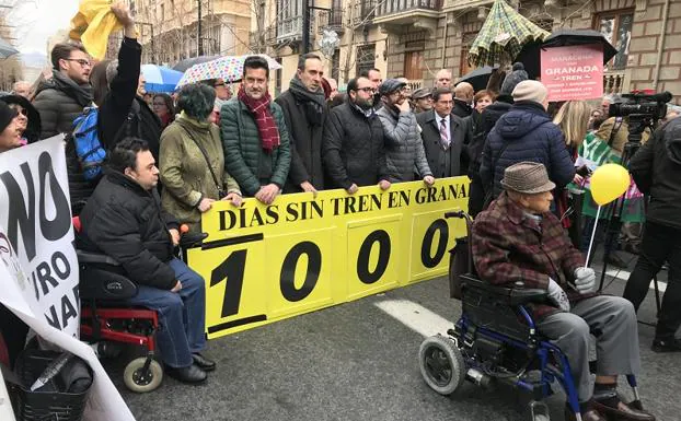 Un millar de personas se manifiestan por el aislamiento ferroviario de Granada