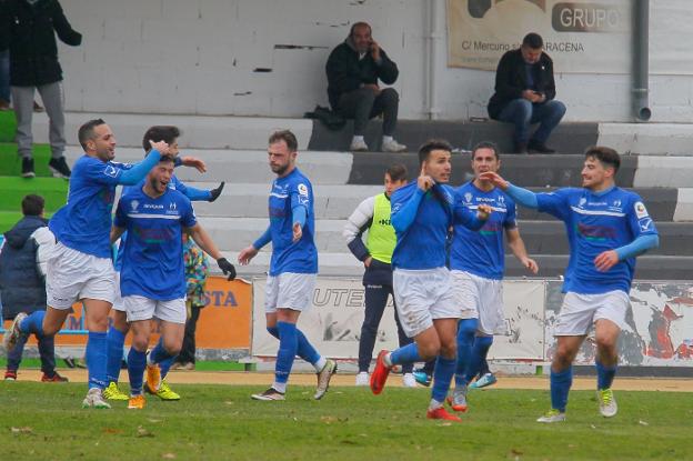 Los jugadores del Maracena muestran su euforia tras conseguir el gol del empate en el minuto 87.