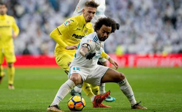 Marcelo, en pugna con Samu Castillejo. 