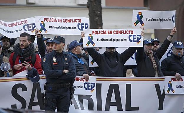 Miembros de los sindicatos policiales y asociaciones de la Guardia Civil, durante una concentración.