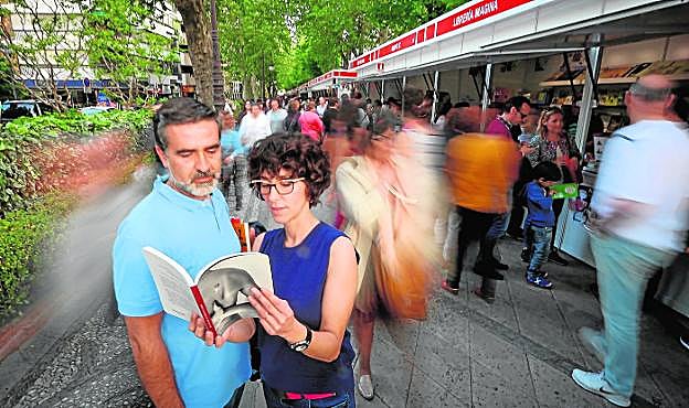 Un 'río' de personas pasea y consulta los expositores de la Feria del Libro de Granada en una edición anterior.