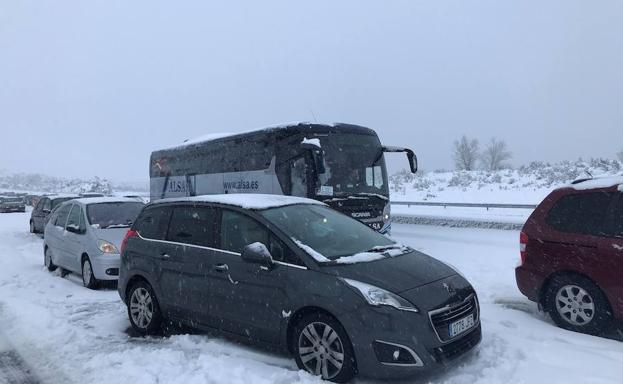 Coches atascados en la AP-6.