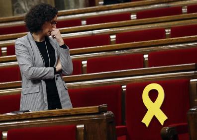 Imagen secundaria 1 - Inés Arrimadas, cuando ha pedido que no se tengan en cuenta los votos delegados. Debajo, Marta Rovira observa uno de los lazos en los escaños y el saludo entre Torrent y Forcadell.