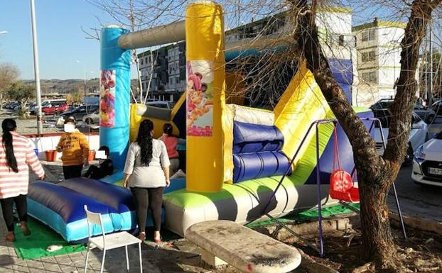 Desmantelan un castillo hinchable instalado en Molino Nuevo