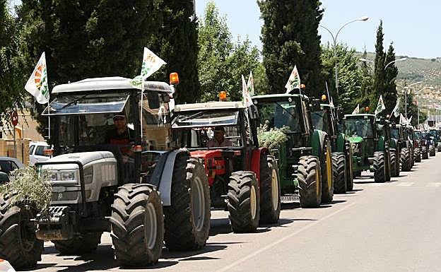 Imagen de 2013. Tractorada en contra de la PAC organizada por UPA que recorrió los 35 kilómetros entre las localidades de Alcalá la Real y Castillo de Locubín.