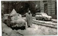 Un guardia urbano camina bajo una intensa nevada en 1971 