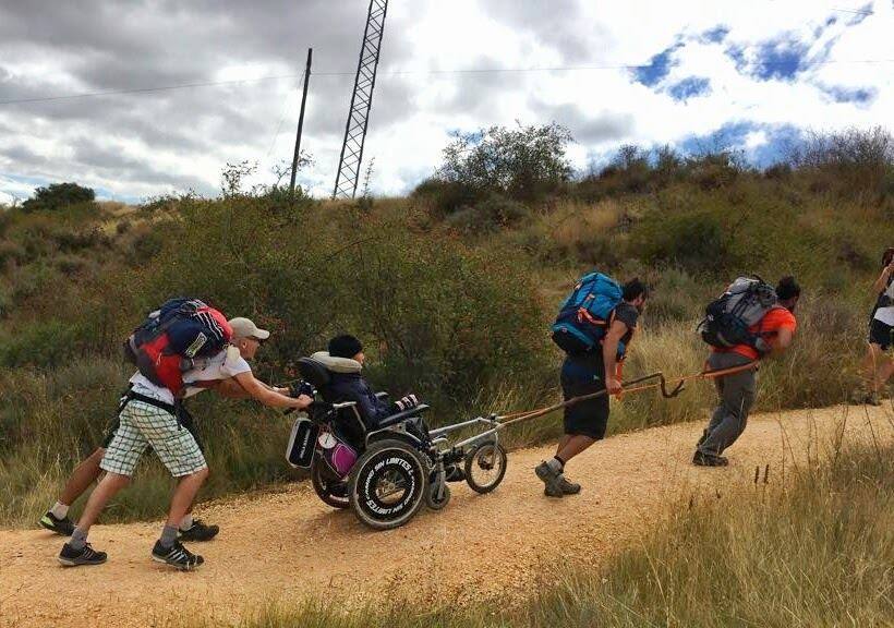 Jorge y Juanlu, con problemas de movilidad, hicieron el Camino de Santiago, impulsan colectas solidarias y se atreven a participar en insólitas carreras. Marcial era una persona sin techo, pero salió de la calle y ahora trabaja ayudando a los demás